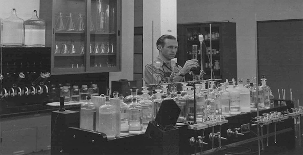 化学家Paul Bodenhofer在化学实验室<a href='http://kzxpul.lavoroanapoli.net'>188bet棋牌平台</a>. 1942年2月9日.